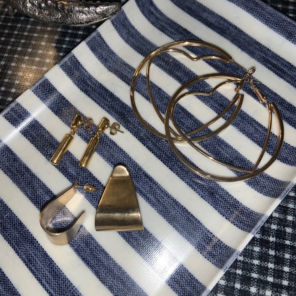 Classic minimalist gold tone vintage earrings set - Picture 3 of 7